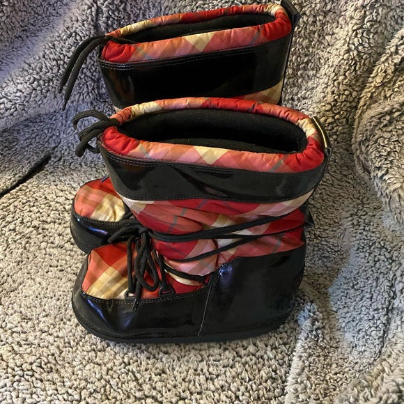 Authentic Burberry Moonboots - Picture 2 of 5